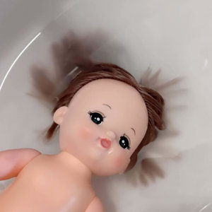 メルちゃん 髪の毛を柔軟剤に浸している写真